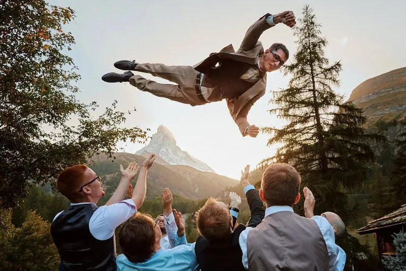 Un saut de joie devant les montagnes