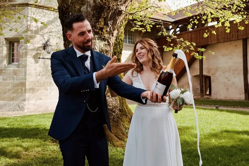 Un moment de tendresse entre les mariés
